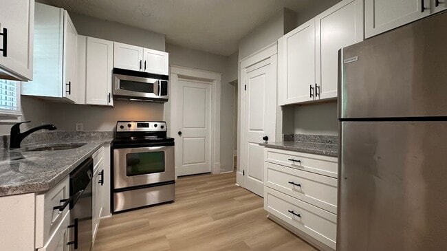 Building Photo - 3 bed 2 bath in Atlanta!