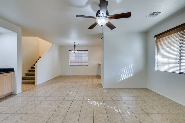 Foto del edificio - Great 3 bedroom house with a large loft an...