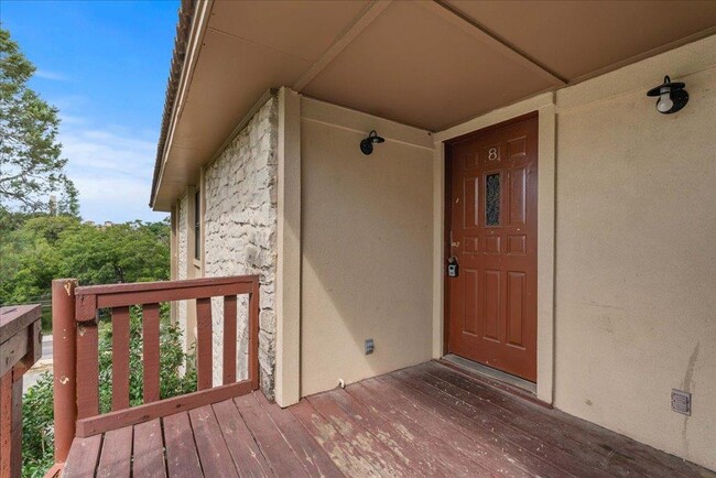 Building Photo - 906 N LBJ Dr