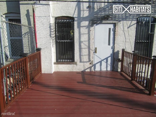 Foto del edificio - 524 McDonald Ave