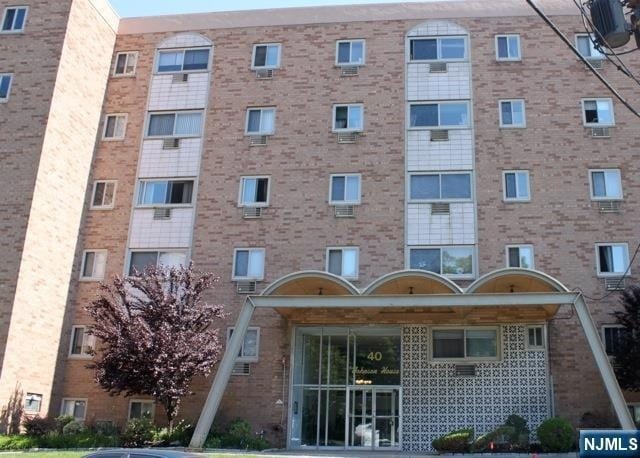 Primary Photo - 40 Zabriskie St