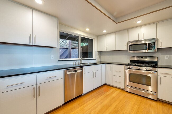 Foto del edificio - CLICK "REQUEST A TOUR" NOW!