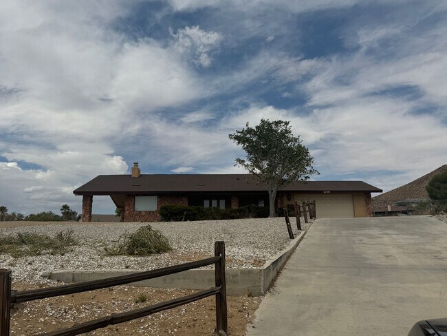 Foto del edificio - Beautiful home in Desert Knolls area