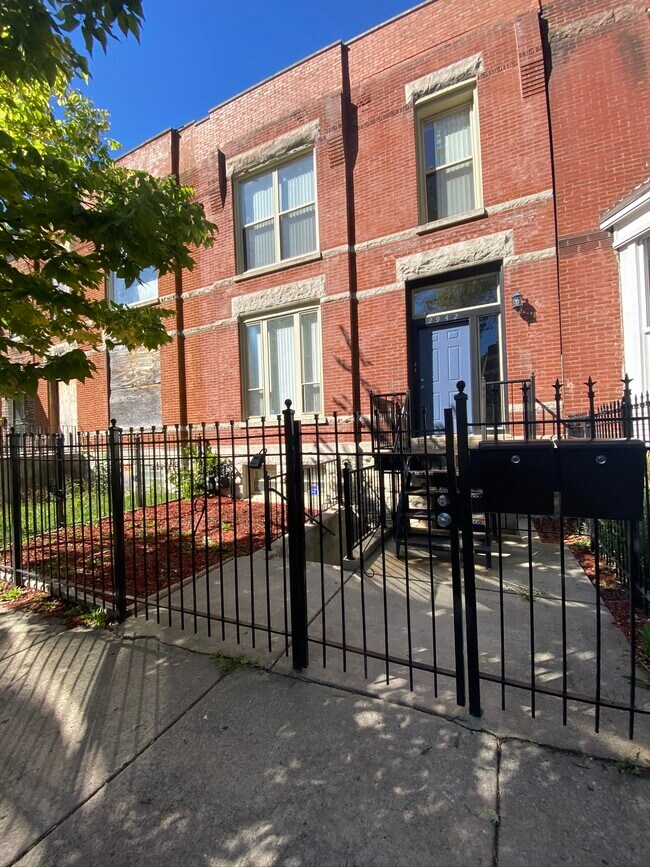 Building Photo - 2942 W Adams St