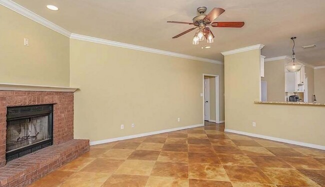Foto del edificio - 15660 Silverhill Ave