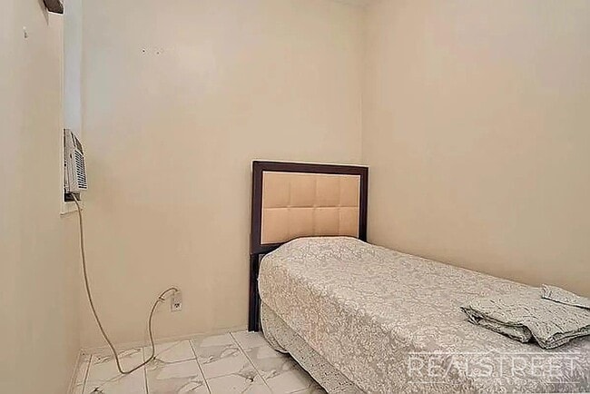 Building Photo - Gates Avenue