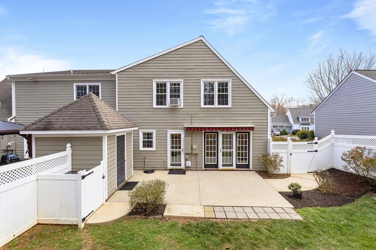 Building Photo - N.Albemarle Home Close To Shopping, Dining...