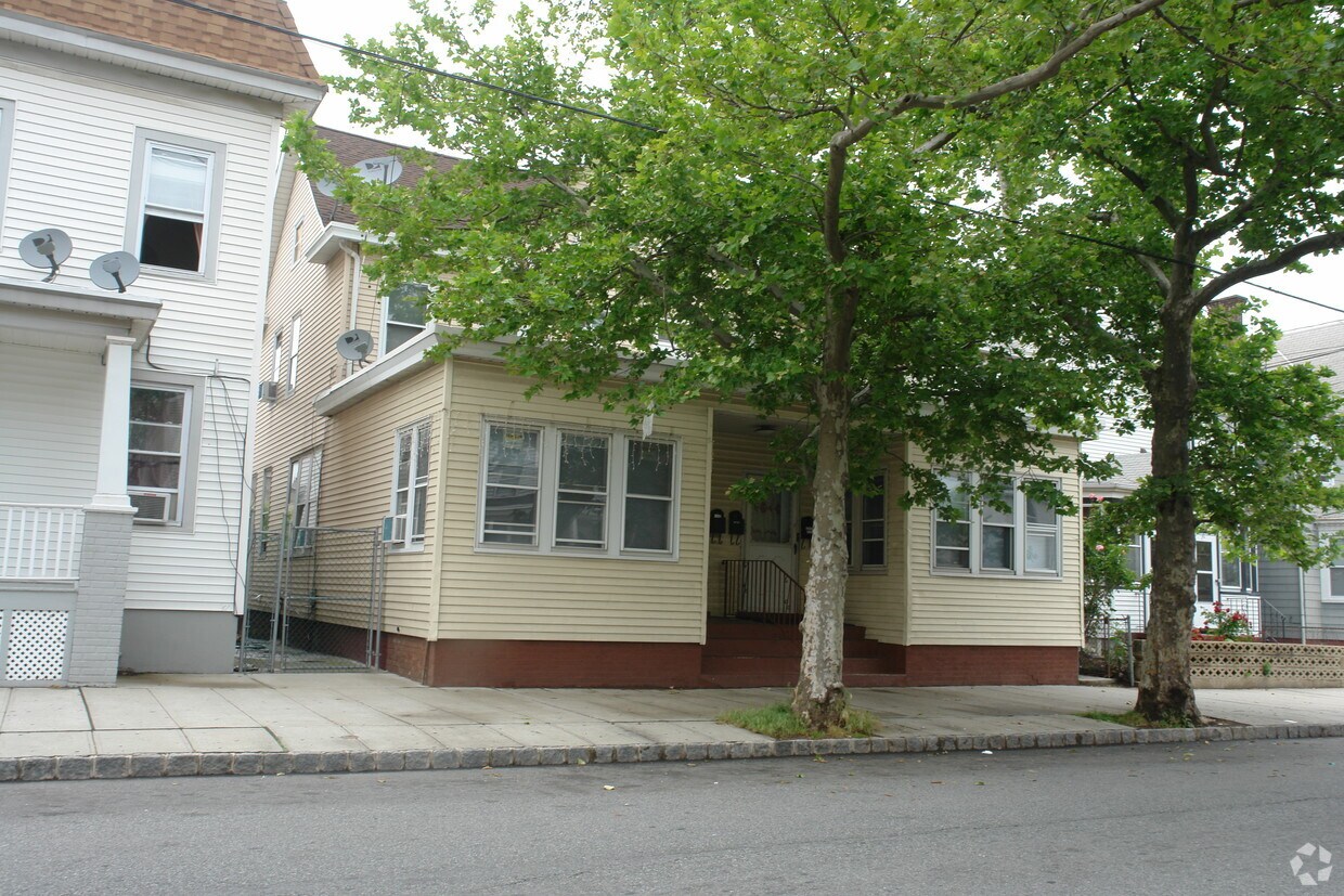 Primary Photo - 104 Washington St