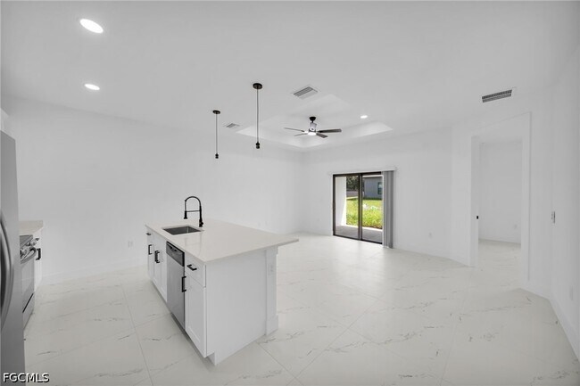 Building Photo - 4985 Fairway Ct