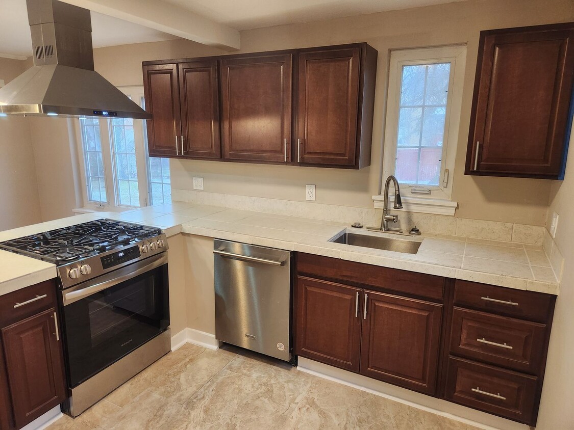 Foto principal - Remodeled Fully Updated Brick 3 Bedroom 1 ...