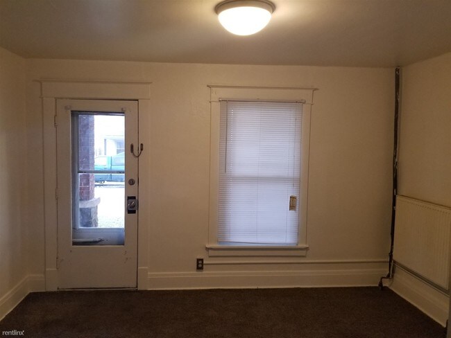 Building Photo - 2 br, 1 bath Duplex - 518 W 6th St  Side b...