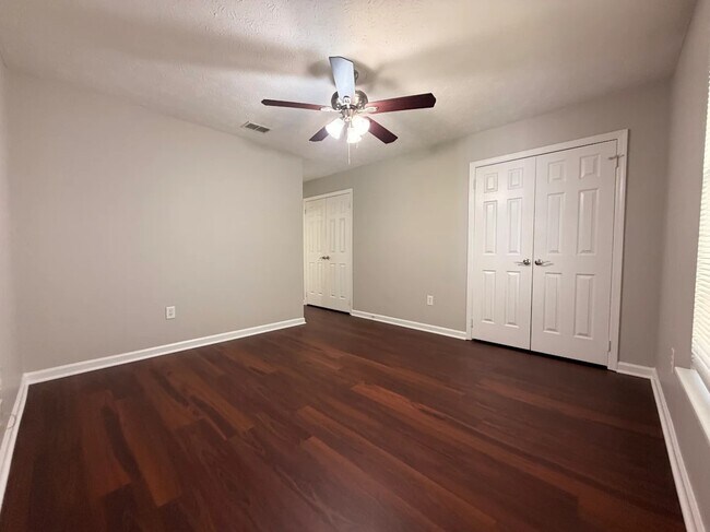 Foto del edificio - 145 Cumberland Ct