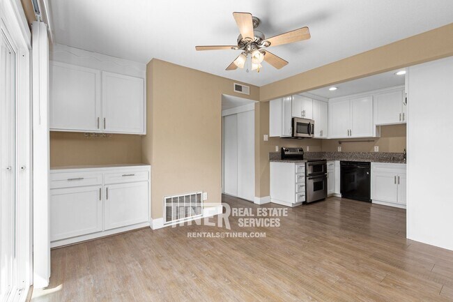 Building Photo - 2 Bed/1 Bath Duplex - Available 3/25/22