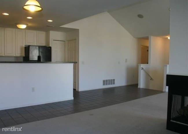 Building Photo - 2 br, 2 bath Condo - Rosewood Village Cond...
