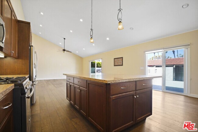Foto del edificio - 29500 Heathercliff Rd