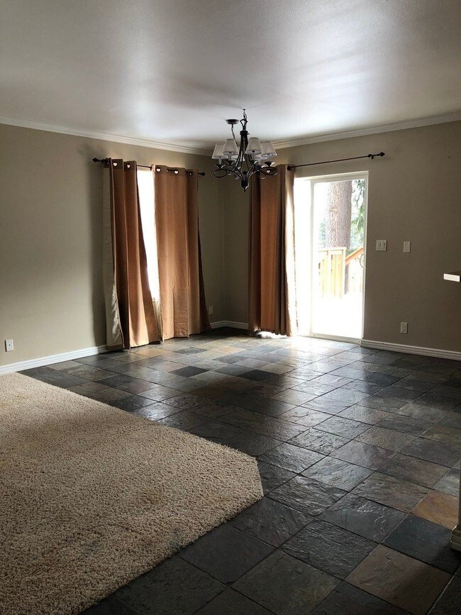 Building Photo - 5 br, 3 bath House - 916 Marian Dr