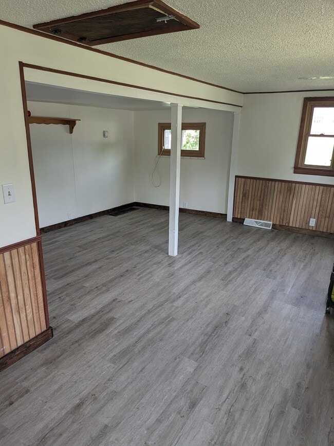 Building Photo - 17 W Linwood Ave