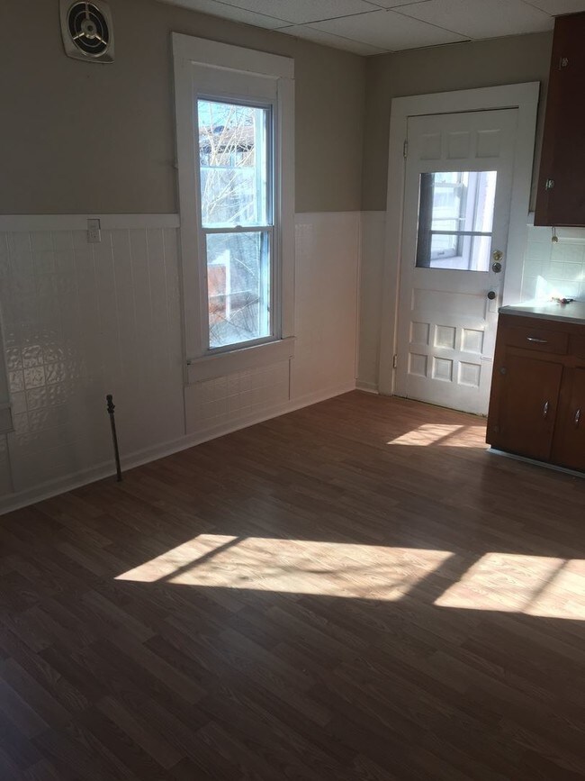 Building Photo - 1 br, 1 bath Apartment - 115 2nd Ave. #1