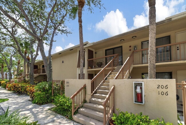 Building Photo - 3939 NE 5th Ave