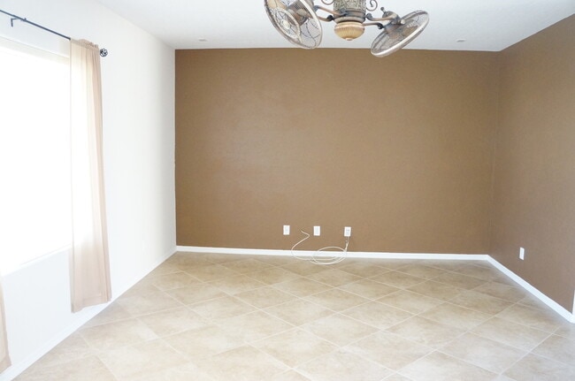 Foto del edificio - BEAUTIFUL 4 BEDROOM HOME IN SILVERSTONE CO...