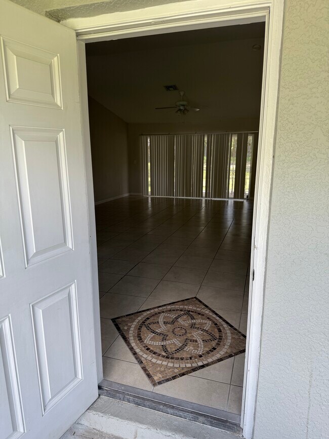 Foto del edificio - 689 Foxchase Dr