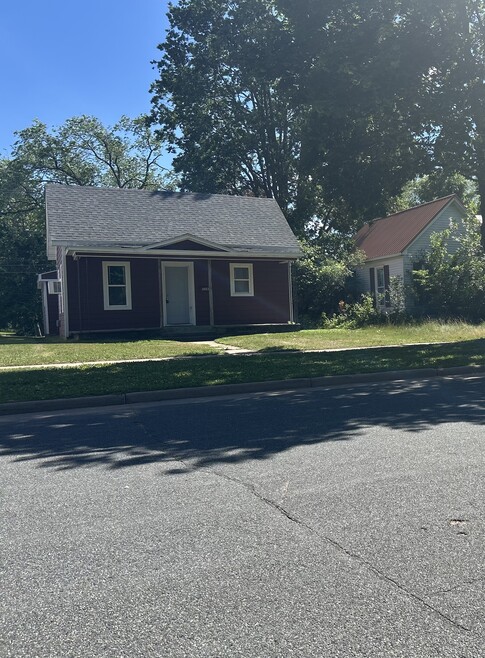 Building Photo - 729 Chippewa St
