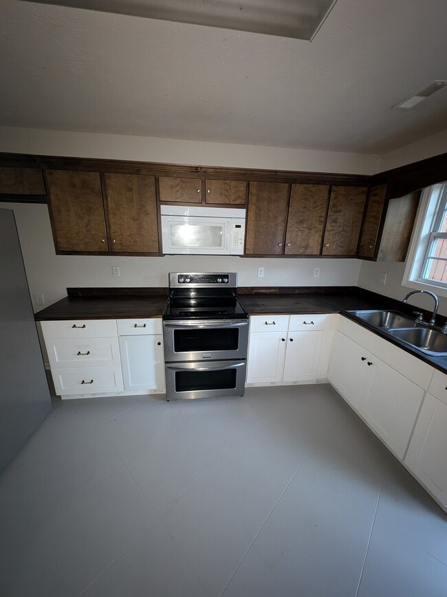 Building Photo - 120 Sharon Oakley Dr