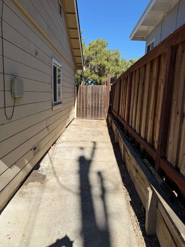 Foto del edificio - Charming 3-Bedroom Martinez Home with Cozy Fireplace & Spacious Living!