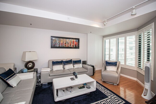 Foto del edificio - Fully Furnished 2-Bedrooms + Office, 2-Bath Townhome in Opera Plaza | AMSI | Alexandr Metlinski