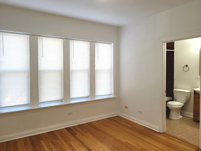 Building Photo - 7207 N Damen Ave