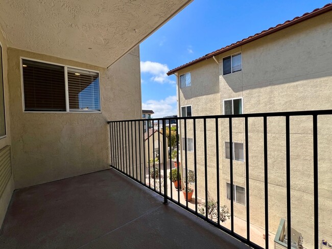 Building Photo - Upgraded 2 Bedroom 2 Bath Condo with Lots ...