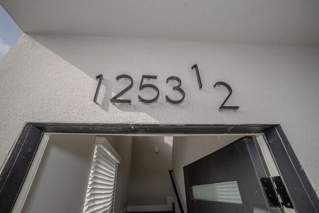 Foto del edificio - 1253 North Kingsley Drive, Unit 1253 1/2