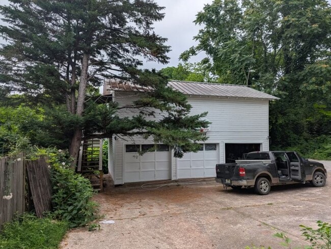 Garage - 1736 15th Ave S