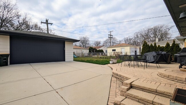 Building Photo - 1315 W Oakton St