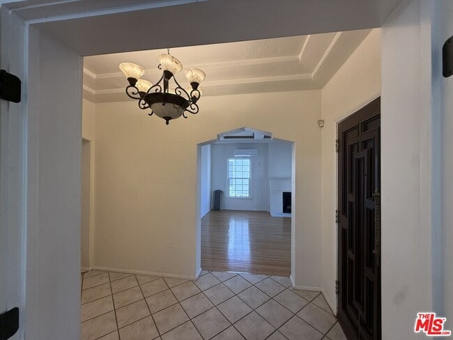 Foto del edificio - 211 S Arnaz Dr