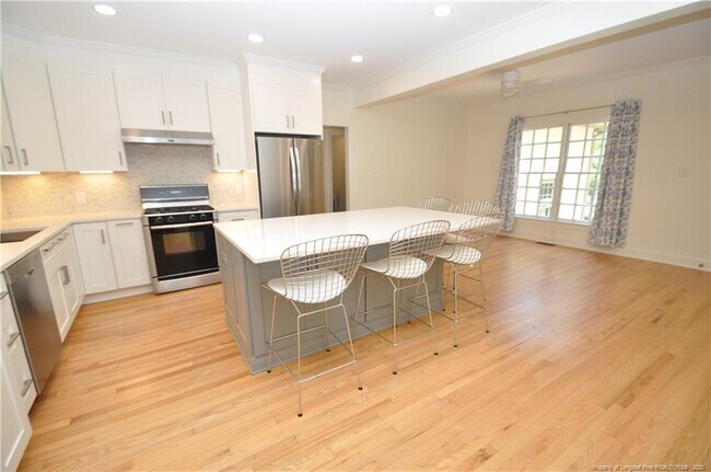 Foto del edificio - 6121 Chowning Ct