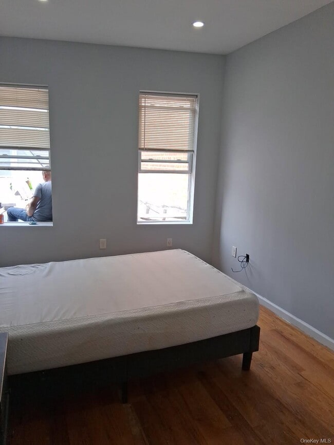 Foto del edificio - 214-83 Jamaica Ave