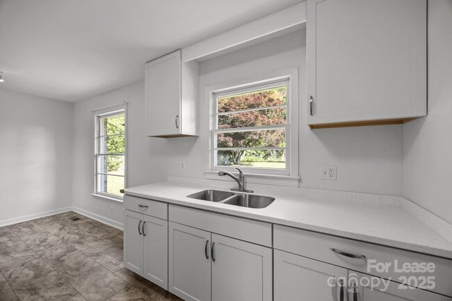 Building Photo - 136 Kent Dr