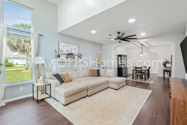 Building Photo - AVAILABLE BY JULY 15