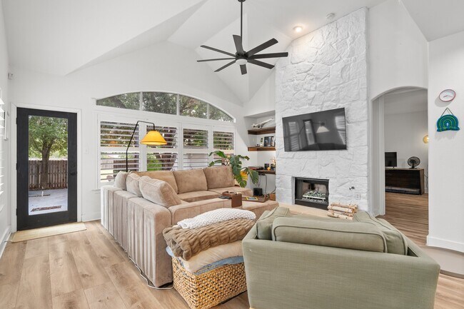 Foto del edificio - 13917 Fallsprings Way