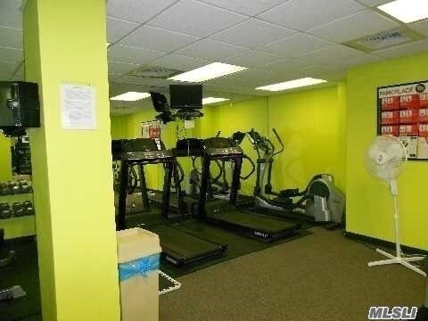 Foto del edificio - 185 W Park Ave