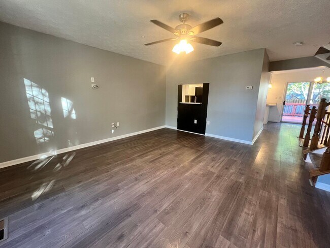 Building Photo - Lovely 3BR/ 2 Full/2 Half Bath EOG Townhou...