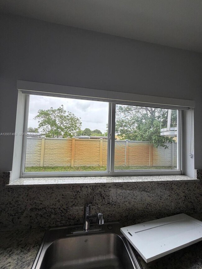 Foto del edificio - 381 E 50th St