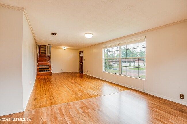 Foto del edificio - 2027 Courtney Dr