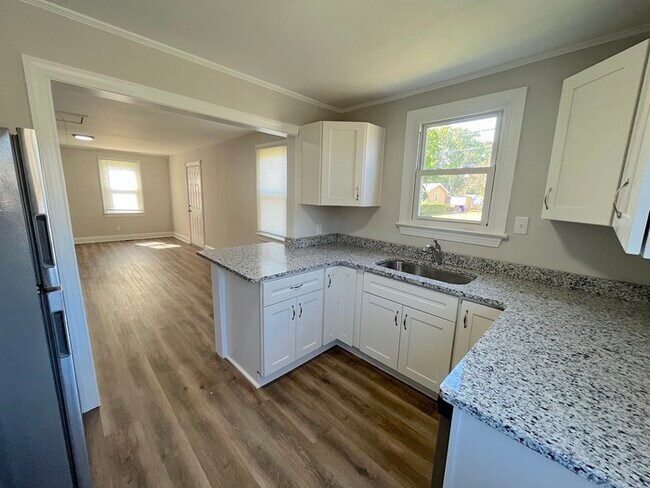 Building Photo - NORFOLK HOME W/ GARAGE IN NORFOLK FOR RENT!