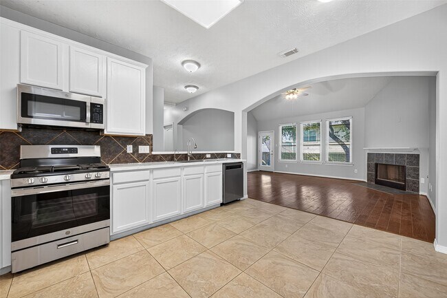 Building Photo - 2202 Highland Crossing Dr