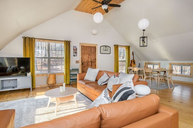 Foto del edificio - Barn-Style Modern Farmhouse with Mountain Views in Candler — 30 Minutes to Downtown Asheville