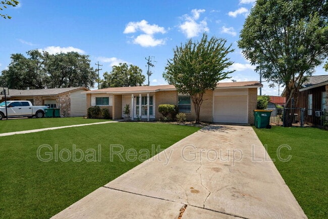 Foto del edificio - 121 Rosewood Dr