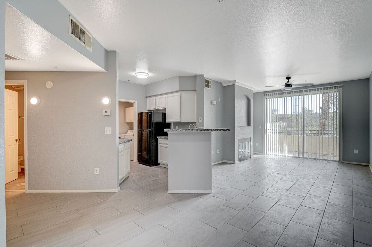 Foto principal - Check out this 2 bedroom upgraded condo!