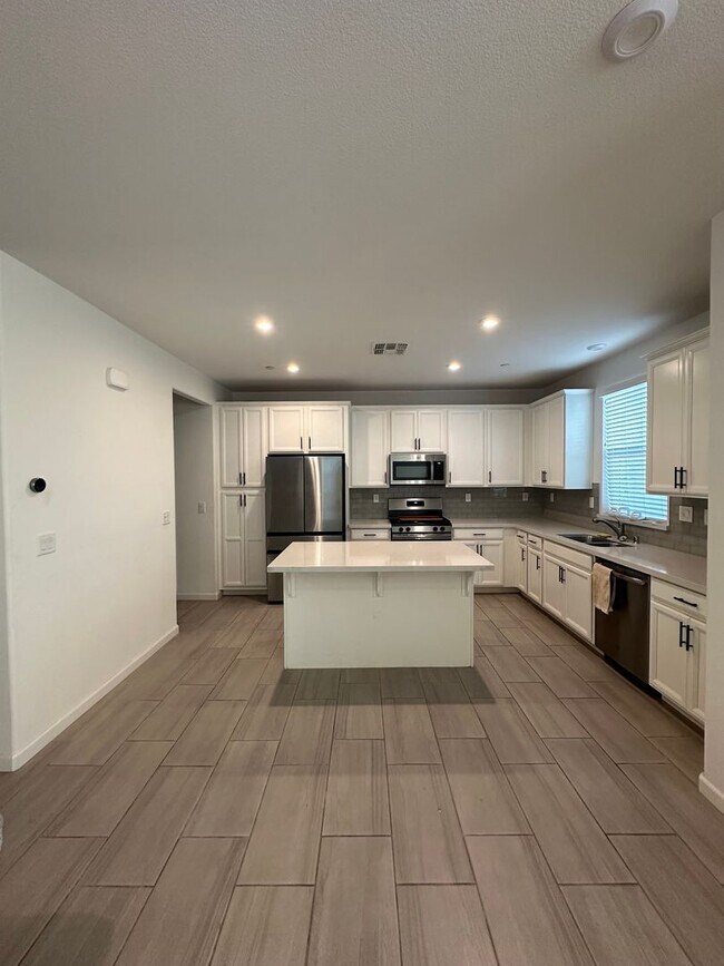 Foto del edificio - Modern Elegance in Roseville: Spacious 4 Bed, 3 Bath Home in Top School District!
